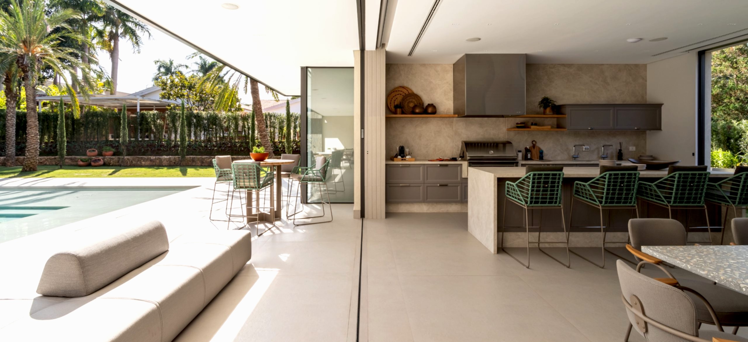 2025 yılında Ankara’da, geniş cam cephelere, doğal taş ve ahşap kaplamalara sahip, bahçesi özenle düzenlenmiş modern bir villanın güncel mimari trendleri yansıtan görünümü