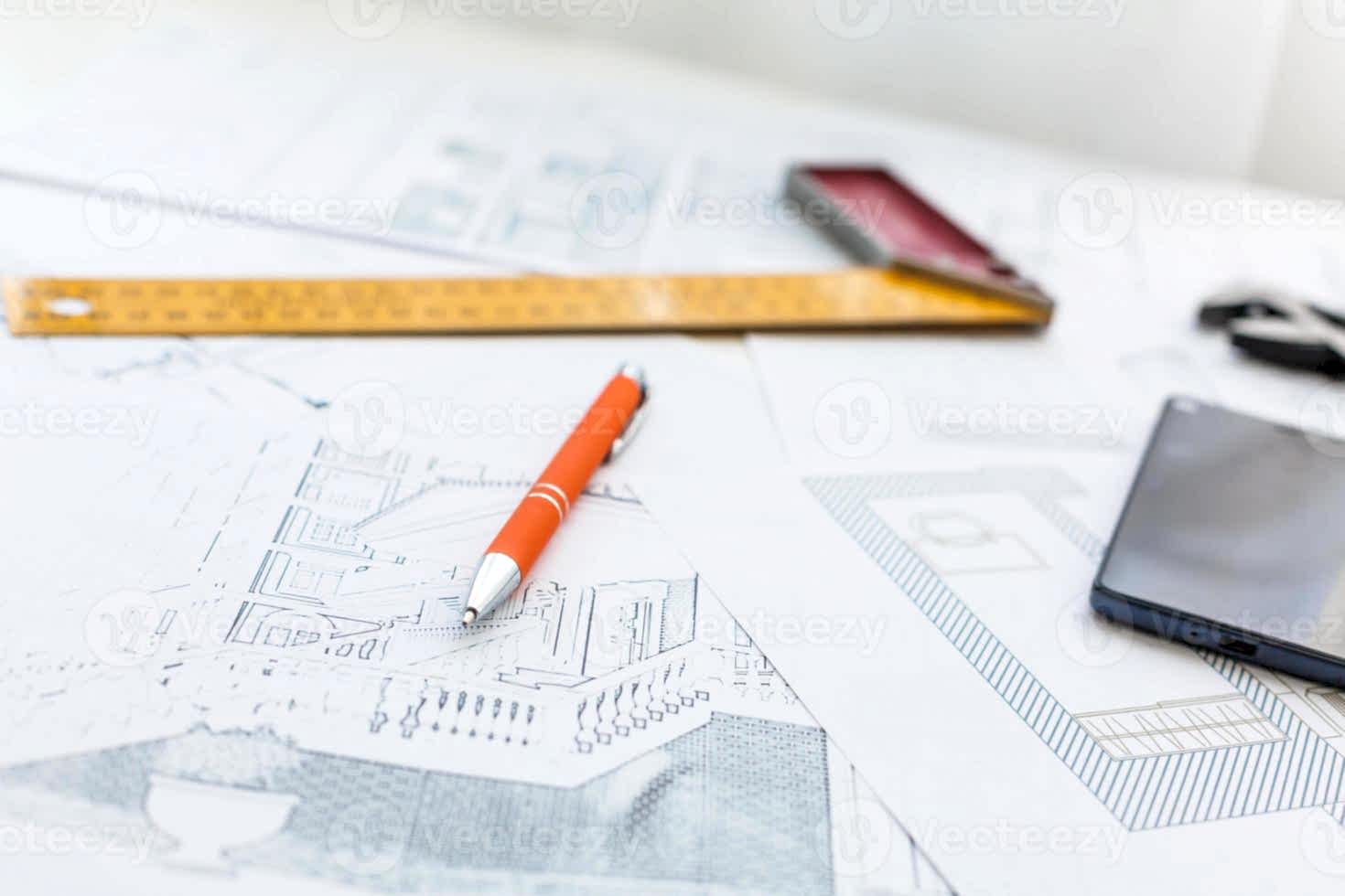 Dijital ekranda üç boyutlu bina modeli ve masada yayılmış modern mimari proje çizimleri üzerinde çalışan bir mimar, çizim tabletini kullanarak tasarımı güncellerken görünümü